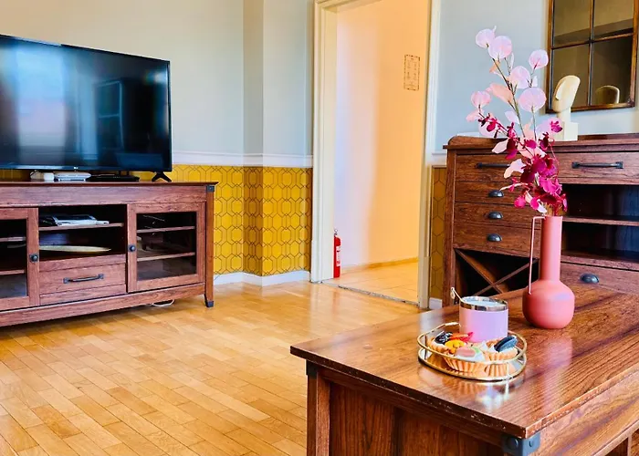 Апартаменты Cozy Modern Retreat - 2 Bedroom Steps From Piata Victoriei Бухарест