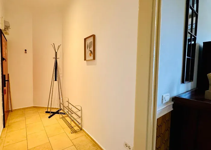 Cozy Modern Retreat - 2 Bedroom Steps From Piata Victoriei Бухарест
