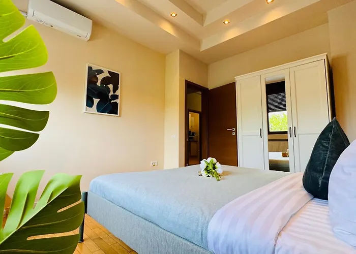 Cozy Modern Retreat - 2 Bedroom Steps From Piata Victoriei Апартаменты *