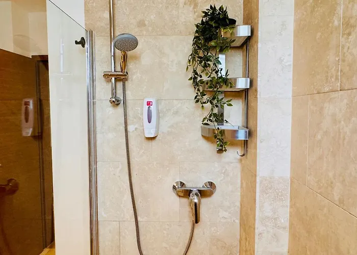 Cozy Modern Retreat - 2 Bedroom Steps From Piata Victoriei Бухарест